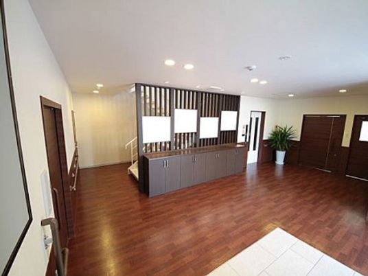 広々とした明るいロビー