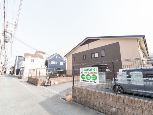 施設前の看板と建物
