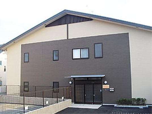 シンプルな外観の建物