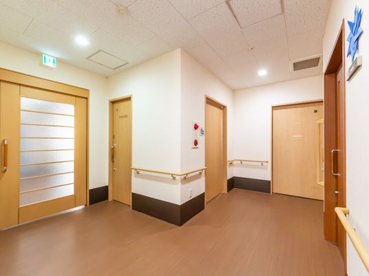 落ち着いた雰囲気の廊下