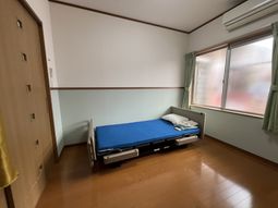 居室のベッドと窓