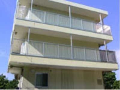 多階建ての明るい建物