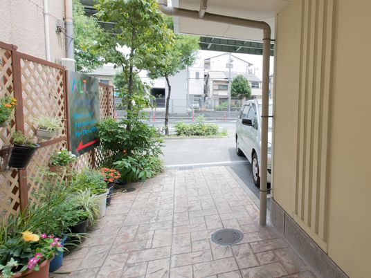 エントランスの植物と看板