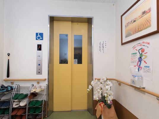 黄色いエレベーターの扉