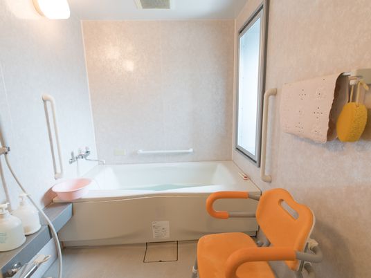 浴室の明るい設備