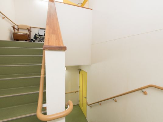 階段と手摺りの明るい空間