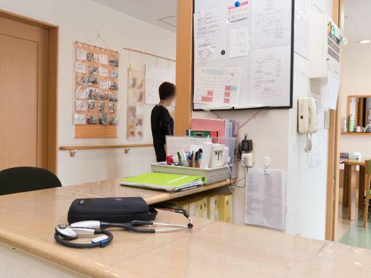 スタッフの姿が見える受付