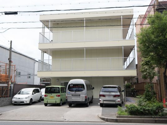 明るい白色の建物外観