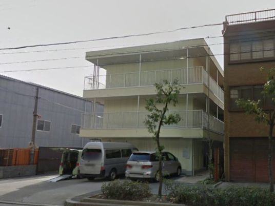 建物と車がある外観