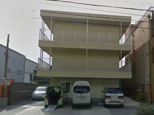 3階建て建物の外観