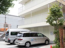 白い建物と送迎車