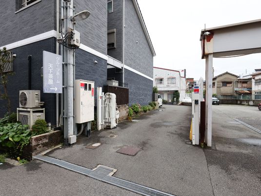 施設外観と駐車場