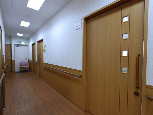 木目調の清潔な廊下