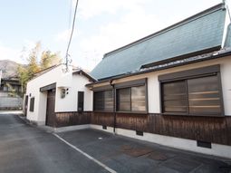 外壁と窓のある建物外観