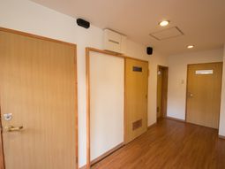廊下の木目調ドア