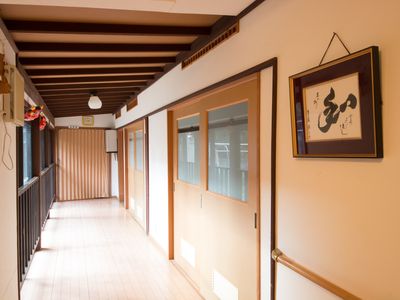 清潔感のある明るい廊下 