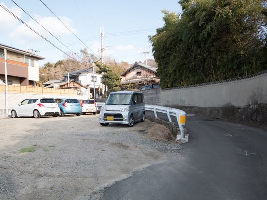  駐車スペースのある外観  