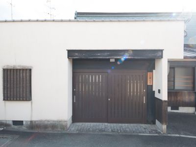 街中の落ち着いた外観 
