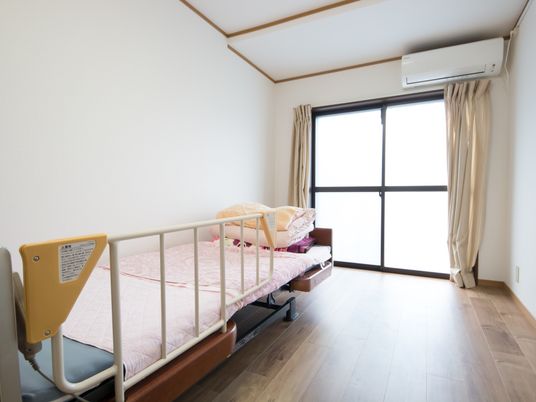  明るい広々とした居室  