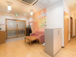 暖かみのある待合室風景