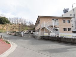 ベージュの建物外観