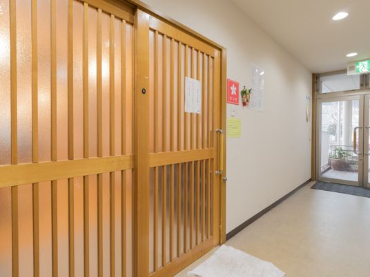 和風の廊下の木製扉