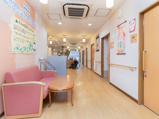 廊下に飾られた掲示物と絵