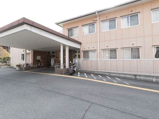 施設のエントランス外観