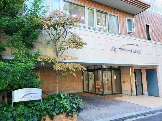緑あふれる建物のエントランス