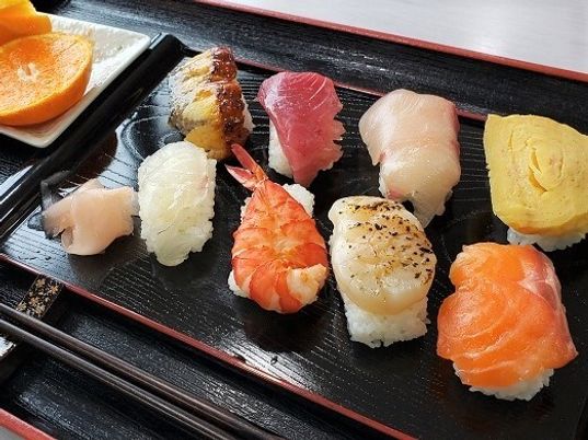 美味しそうな寿司の盛合せ