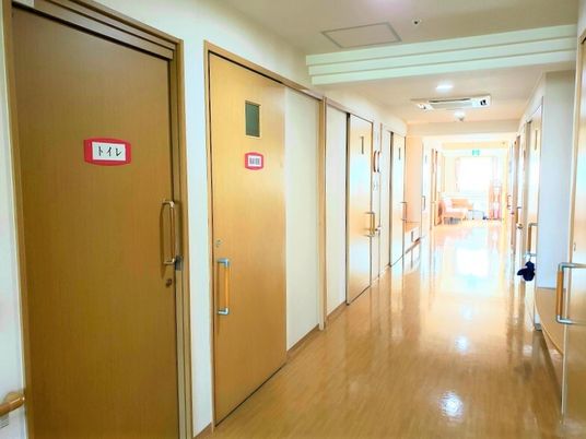 明るく清潔な廊下