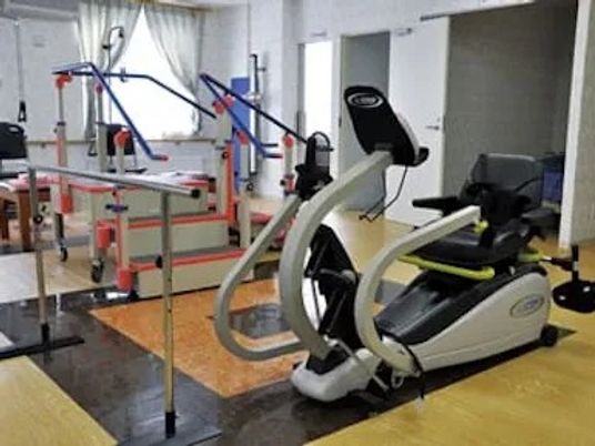 機能訓練用の器具が並ぶ室内  