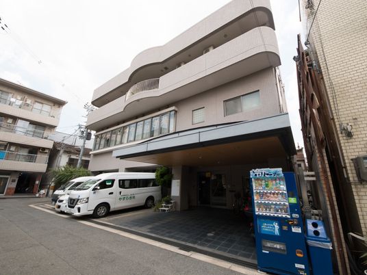 モダンな建物のエントランス