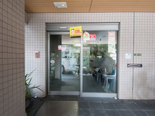 入口の自動ドア