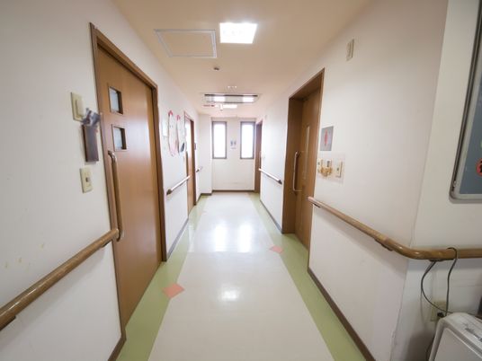 廊下の手すりとドア