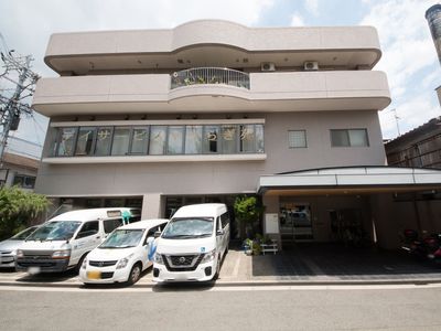 明るい建物のエントランス