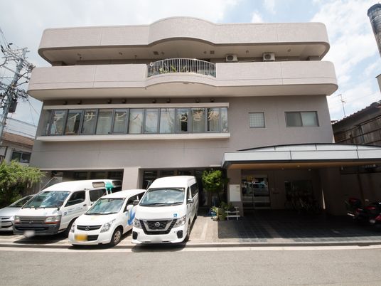 明るい建物のエントランス
