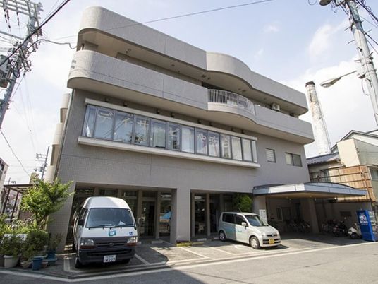 施設外観と送迎車両  