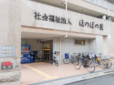 施設入口と自転車エントランス