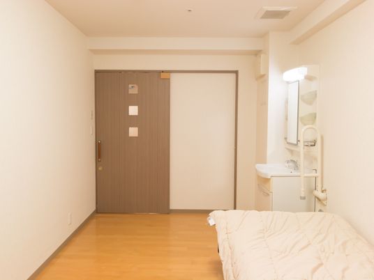 居室のベッドと洗面台