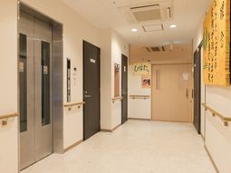 清潔な施設の廊下