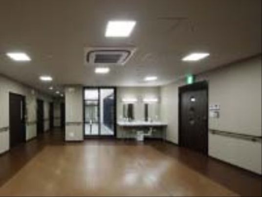 明るい広々とした廊下