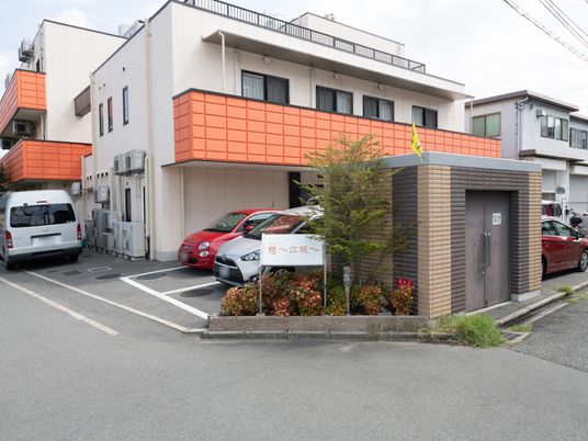 オレンジの建物と駐車場