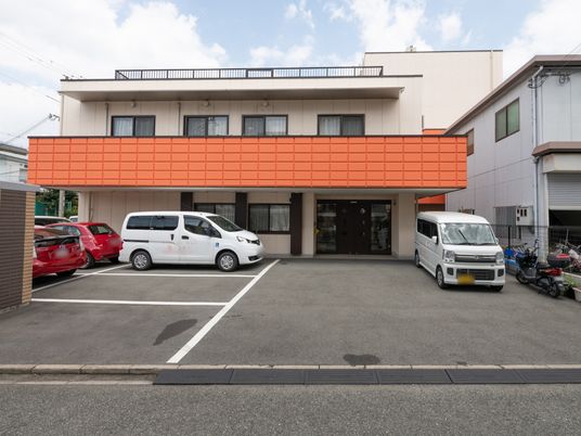 明るい建物のエントランス