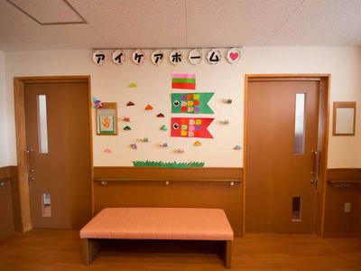 多彩な装飾の休憩スペース