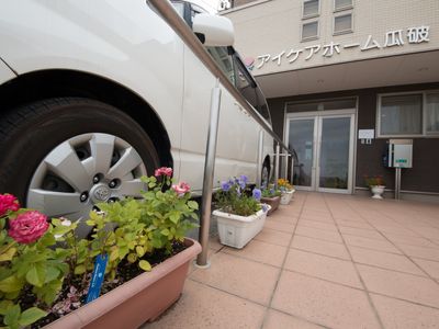 花とエントランスの風景