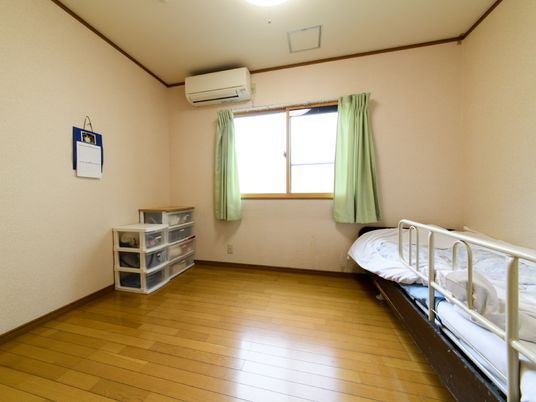 居室のエアコンとベッド