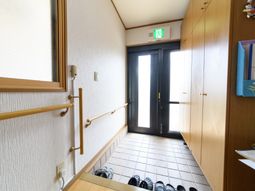 明るい廊下と非常口