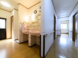 明るい共用洗面所