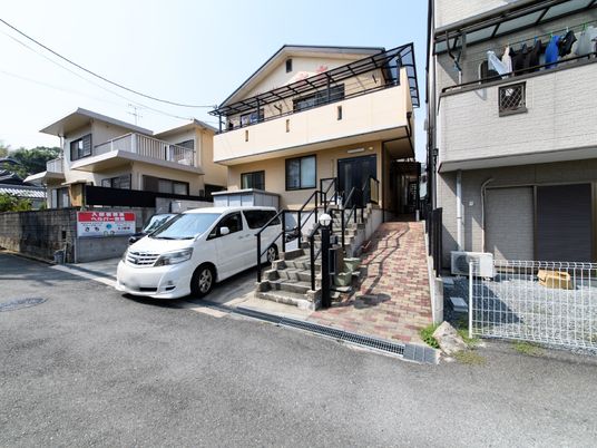 明るい外観の建物エントランス